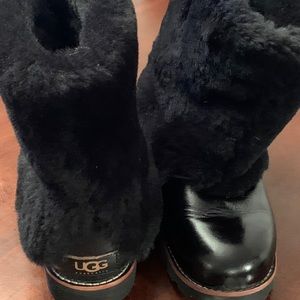 Adorable black leather Ugg’s w Shearling cuff sz7